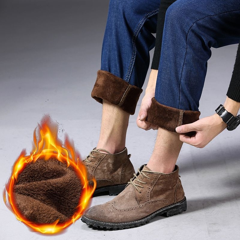 Férfi fleece-béléssel ellátott farmernadrág, lazán szabott egyenes szabás, középső derekú, cipzáras zárás