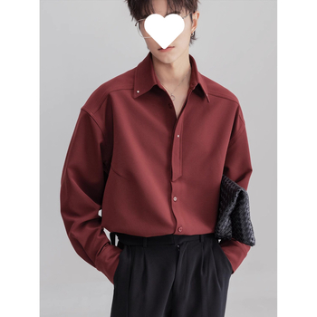 Muška košulja s dugačkim rukavima, opušten kroj, ovratnik tipa lapel, lagan i svakodnevni stil, proljeće 2025