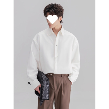 Muška košulja s dugačkim rukavima, opušten kroj, ovratnik tipa lapel, lagan i svakodnevni stil, proljeće 2025