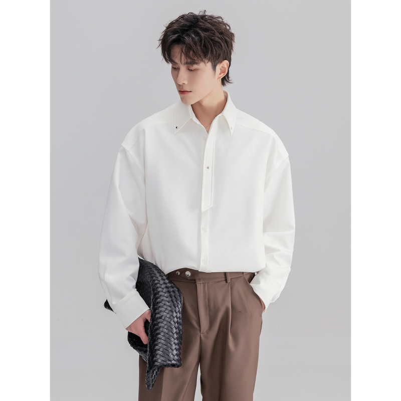Muška košulja s dugačkim rukavima, opušten kroj, ovratnik tipa lapel, lagan i svakodnevni stil, proljeće 2025