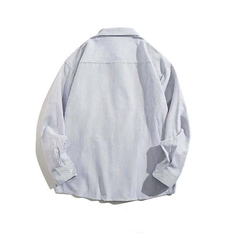 Prúžkovaná košeľa s dlhými rukávmi, voľný strih, golier s klopou, detaily na vreckách, tkanina z polyesterovej zmesi (81–90% polyester), bez žehlenia