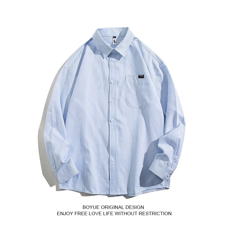 Prúžkovaná košeľa s dlhými rukávmi, voľný strih, golier s klopou, detaily na vreckách, tkanina z polyesterovej zmesi (81–90% polyester), bez žehlenia