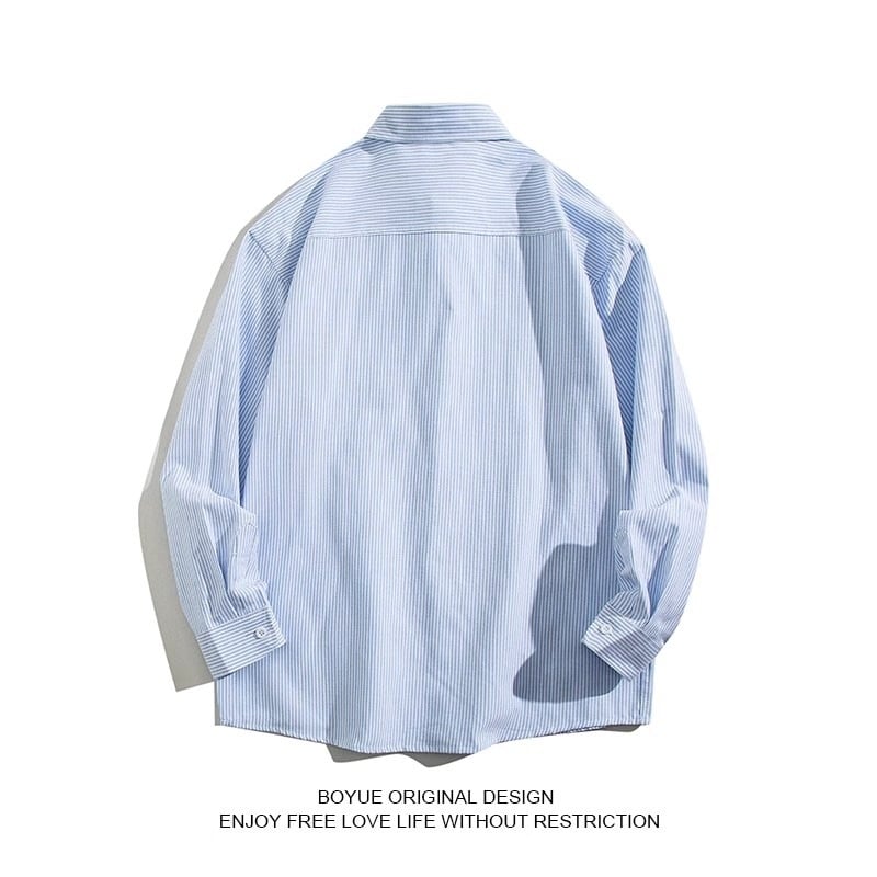 Prúžkovaná košeľa s dlhými rukávmi, voľný strih, golier s klopou, detaily na vreckách, tkanina z polyesterovej zmesi (81–90% polyester), bez žehlenia