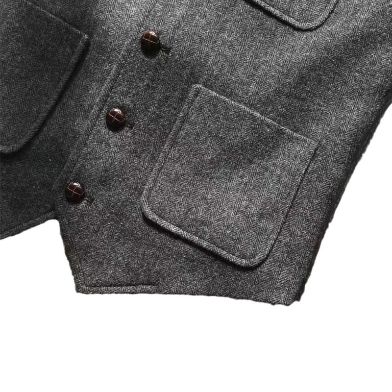 Vyrinė kasdieninė liemenė su herringbone raštu, siauras kirpimas, apykaklė su lapeliu, vieno mygtuko užsegimas, storas poliesterio audinys su pamušalu, keli kišenės, suaugusiems vyrams, ruduo 2023