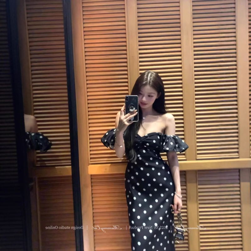 Haljina (slip dress) s V-dekolteom, bez rukava, srednje duljine, visokim strukom, literarno retro stil