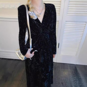 Baršunasta haljina s V-dekolteom, dugim rukavima, A-linijskog kroja, od poliestera.