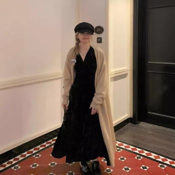 Baršunasta haljina s V-dekolteom, dugim rukavima, A-linijskog kroja, od poliestera.