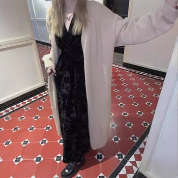 Baršunasta haljina s V-dekolteom, dugim rukavima, A-linijskog kroja, od poliestera.