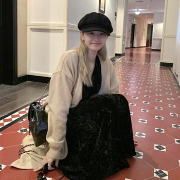 Baršunasta haljina s V-dekolteom, dugim rukavima, A-linijskog kroja, od poliestera.