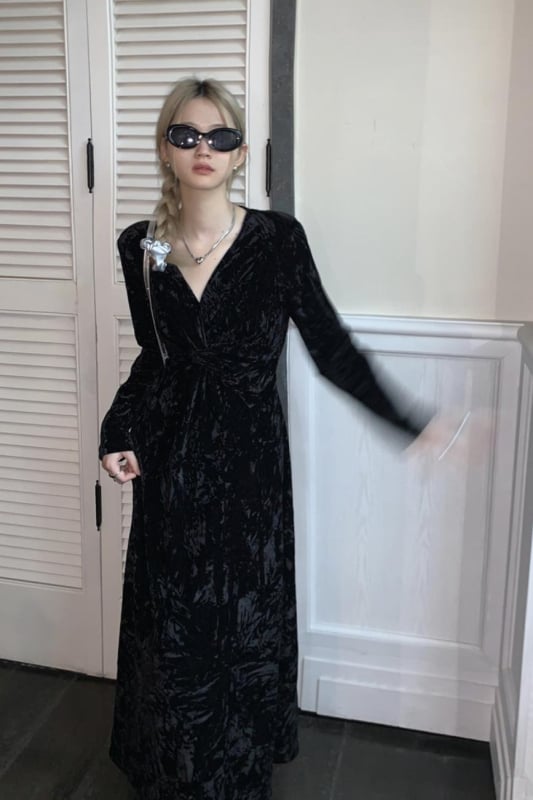 Baršunasta haljina s V-dekolteom, dugim rukavima, A-linijskog kroja, od poliestera.