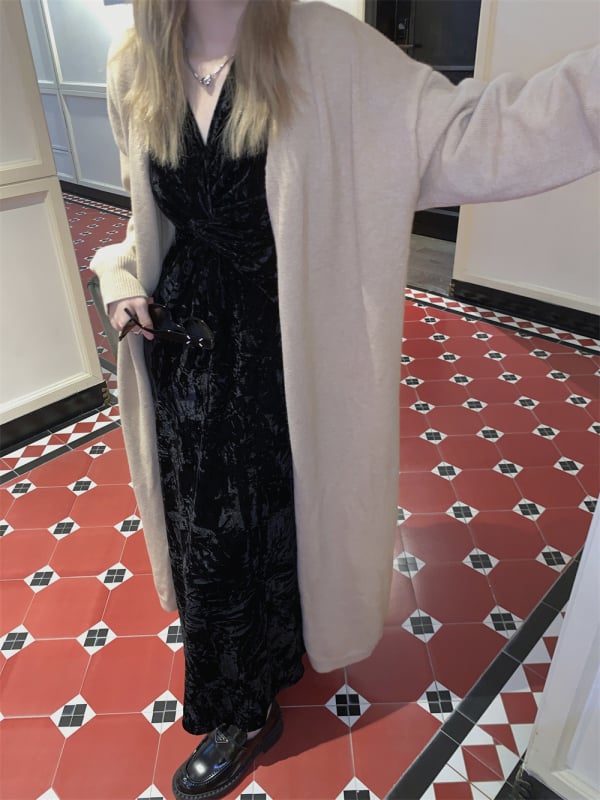 Baršunasta haljina s V-dekolteom, dugim rukavima, A-linijskog kroja, od poliestera.