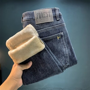 Vyriški džinsai su fleece įdaila, tiesus kirpimas, vidurinis liemuo, užtrauktukas, kišenės su dekoru