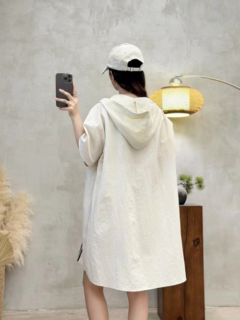 Pamukasta haljina s kapuljačom, kratkih rukava, ležernog stila za ljeto 2025