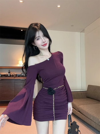 Haljina s zvonolikim rukavima, plisiranim detaljima, kosim ramenima, visokim strukom, prilagodljivim krojem na bokovima