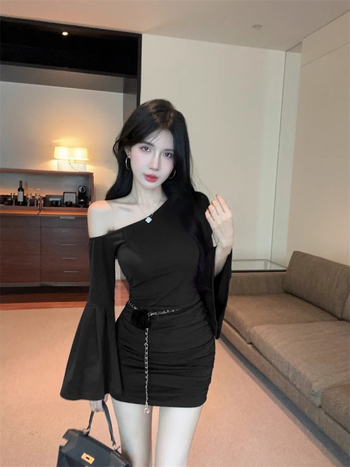 Haljina s zvonolikim rukavima, plisiranim detaljima, kosim ramenima, visokim strukom, prilagodljivim krojem na bokovima