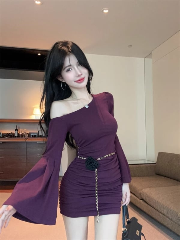 Haljina s zvonolikim rukavima, plisiranim detaljima, kosim ramenima, visokim strukom, prilagodljivim krojem na bokovima