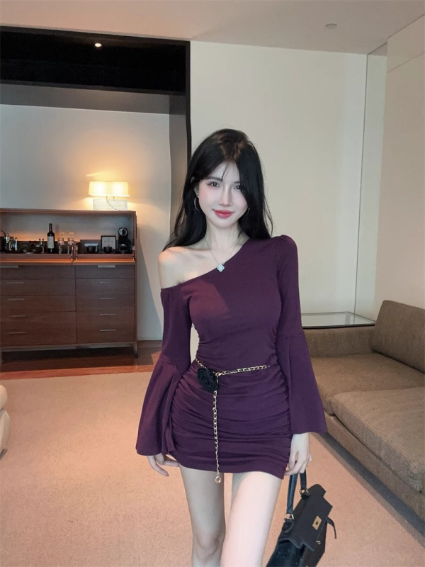 Haljina s zvonolikim rukavima, plisiranim detaljima, kosim ramenima, visokim strukom, prilagodljivim krojem na bokovima