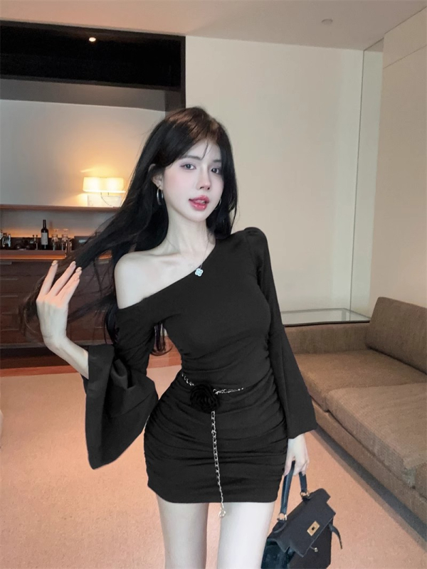 Haljina s zvonolikim rukavima, plisiranim detaljima, kosim ramenima, visokim strukom, prilagodljivim krojem na bokovima