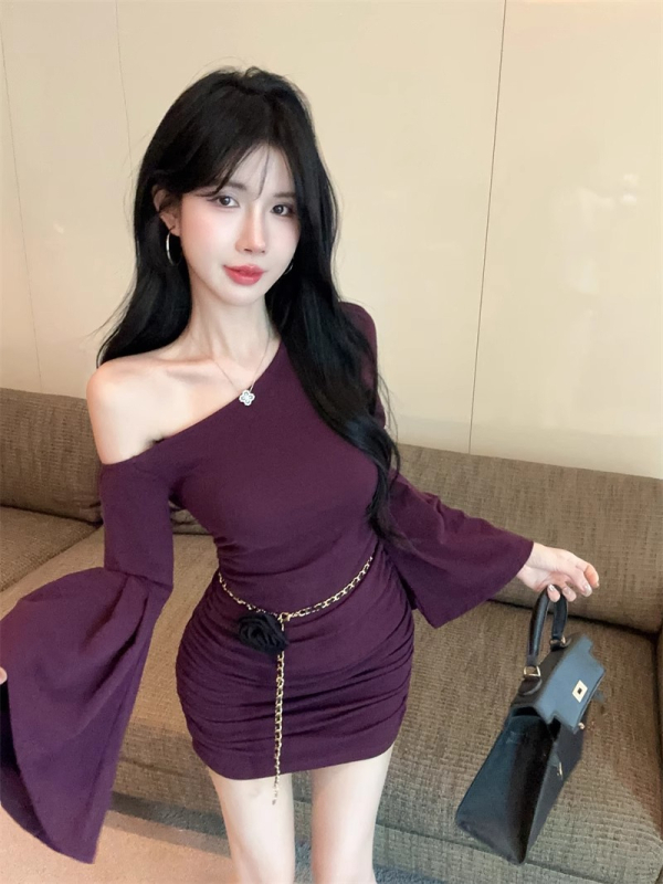 Haljina s zvonolikim rukavima, plisiranim detaljima, kosim ramenima, visokim strukom, prilagodljivim krojem na bokovima