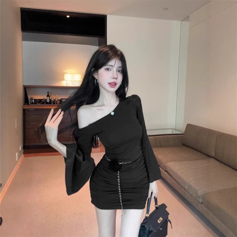 Haljina s zvonolikim rukavima, plisiranim detaljima, kosim ramenima, visokim strukom, prilagodljivim krojem na bokovima