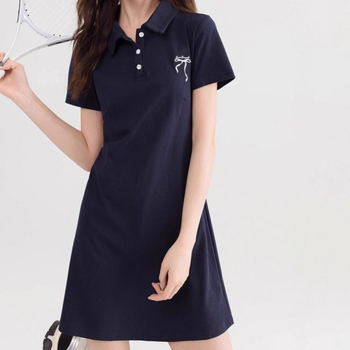 Haljina s mašnicom i izvezkom, okrugli ovratnik, visok pas, A‑linija, kratki rukavi, pamuk