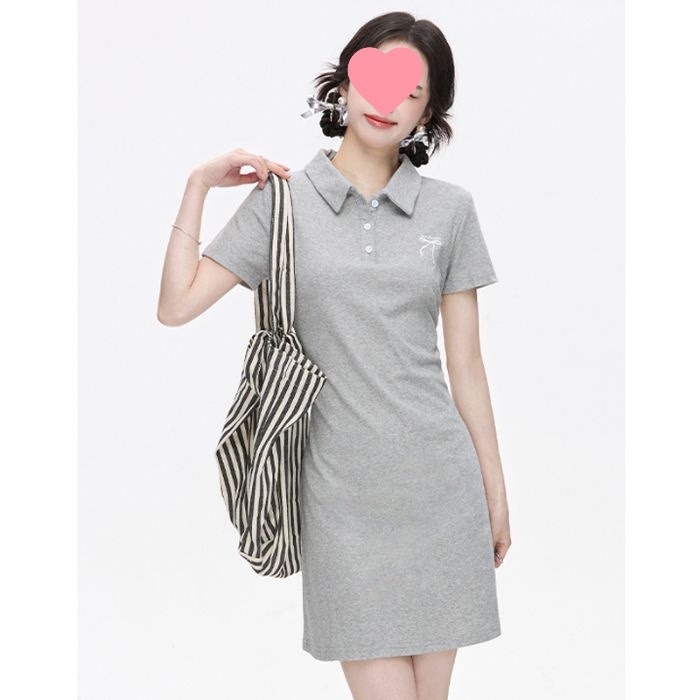 Haljina s mašnicom i izvezkom, okrugli ovratnik, visok pas, A‑linija, kratki rukavi, pamuk