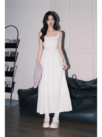 Haljina s U-dekolteom, visokim strukom, srednjom duljinom, bez rukava