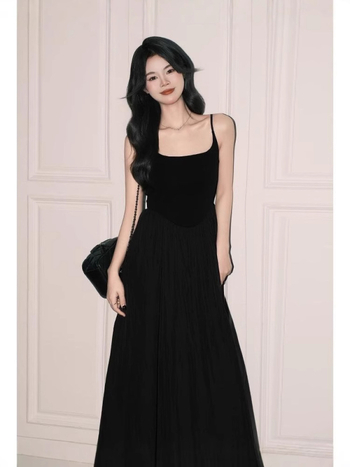 Haljina s U-dekolteom, visokim strukom, srednjom duljinom, bez rukava