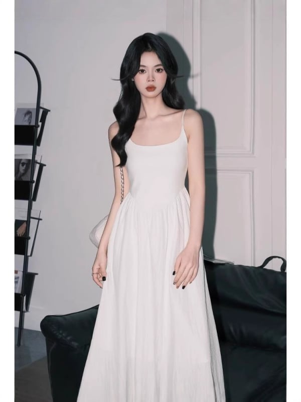 Haljina s U-dekolteom, visokim strukom, srednjom duljinom, bez rukava