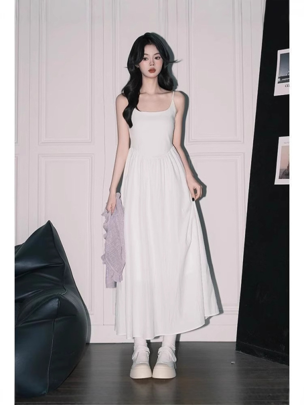 Haljina s U-dekolteom, visokim strukom, srednjom duljinom, bez rukava