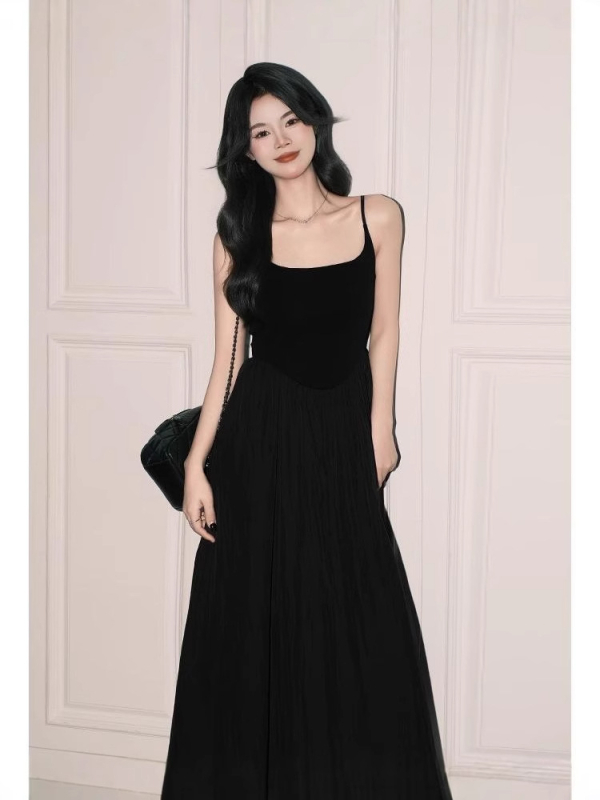 Haljina s U-dekolteom, visokim strukom, srednjom duljinom, bez rukava