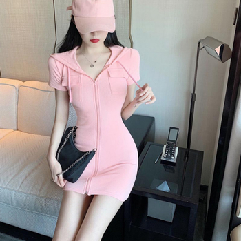 Haljina s kapuljačom i patentom, uski struk, hip-hugging kroj, gradski stil