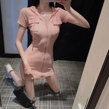 Haljina s kapuljačom i patentom, uski struk, hip-hugging kroj, gradski stil