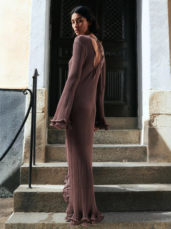 Haljina s zvonolikim rukavima, okrugli izrez, visokim strukom, duga naborana suknja, jednobojna