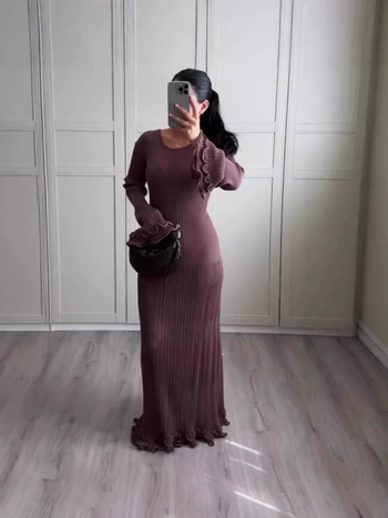 Haljina s zvonolikim rukavima, okrugli izrez, visokim strukom, duga naborana suknja, jednobojna