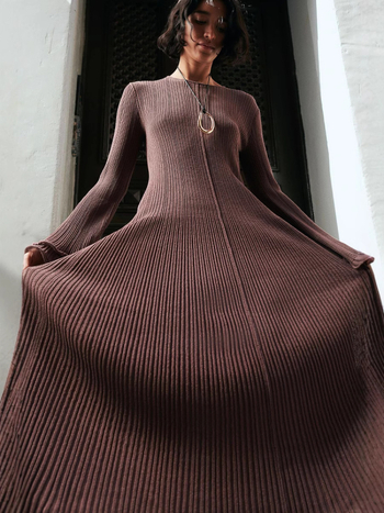 Haljina s zvonolikim rukavima, okrugli izrez, visokim strukom, duga naborana suknja, jednobojna