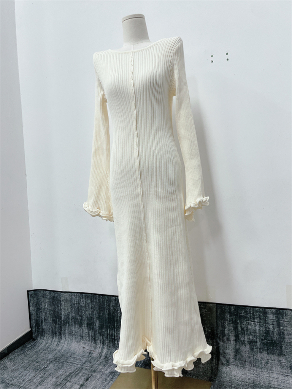 Haljina s zvonolikim rukavima, okrugli izrez, visokim strukom, duga naborana suknja, jednobojna