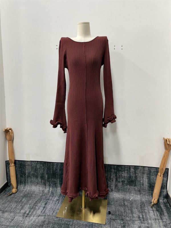 Haljina s zvonolikim rukavima, okrugli izrez, visokim strukom, duga naborana suknja, jednobojna