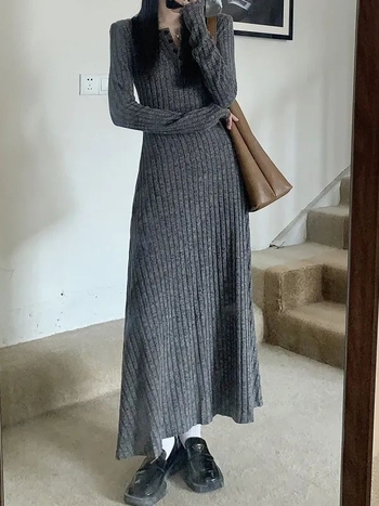 Rochie tricotată în stil coreean, decolteu în V, mâneci tip prințesă și fustă lungă