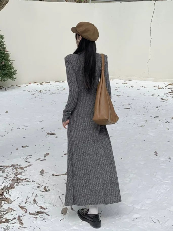 Rochie tricotată în stil coreean, decolteu în V, mâneci tip prințesă și fustă lungă