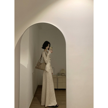 Pleten dvodijelni komplet: haljina s dugim rukavima, visokim ovratnikom, Feifei rukavima i dugačkoj A-liniji suknji; dva dijela; pamuk 30–50% i poliester <30% mješavina; jesen 2025 kolekcija