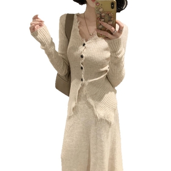 Pleten dvodijelni komplet: haljina s dugim rukavima, visokim ovratnikom, Feifei rukavima i dugačkoj A-liniji suknji; dva dijela; pamuk 30–50% i poliester <30% mješavina; jesen 2025 kolekcija