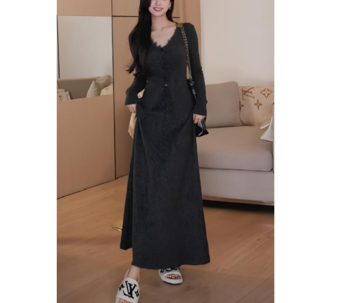 Pleten dvodijelni komplet: haljina s dugim rukavima, visokim ovratnikom, Feifei rukavima i dugačkoj A-liniji suknji; dva dijela; pamuk 30–50% i poliester <30% mješavina; jesen 2025 kolekcija