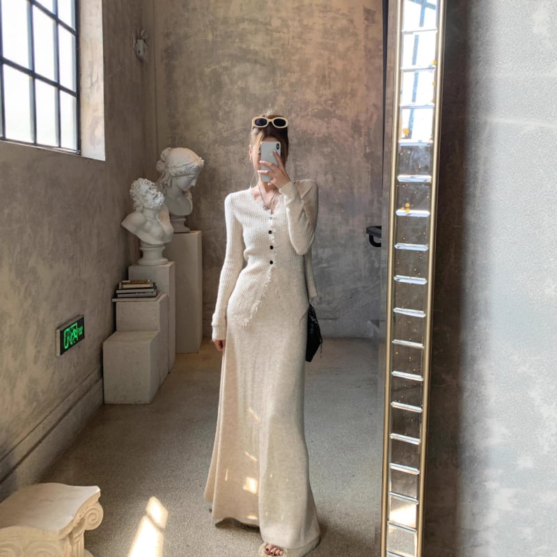 Pleten dvodijelni komplet: haljina s dugim rukavima, visokim ovratnikom, Feifei rukavima i dugačkoj A-liniji suknji; dva dijela; pamuk 30–50% i poliester <30% mješavina; jesen 2025 kolekcija