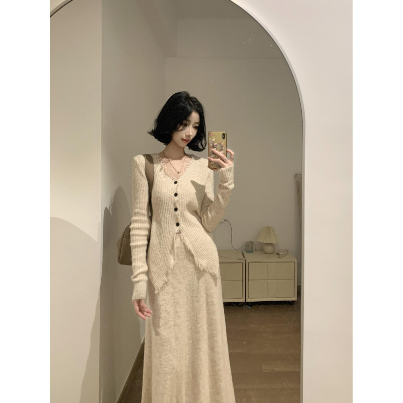 Pleten dvodijelni komplet: haljina s dugim rukavima, visokim ovratnikom, Feifei rukavima i dugačkoj A-liniji suknji; dva dijela; pamuk 30–50% i poliester <30% mješavina; jesen 2025 kolekcija
