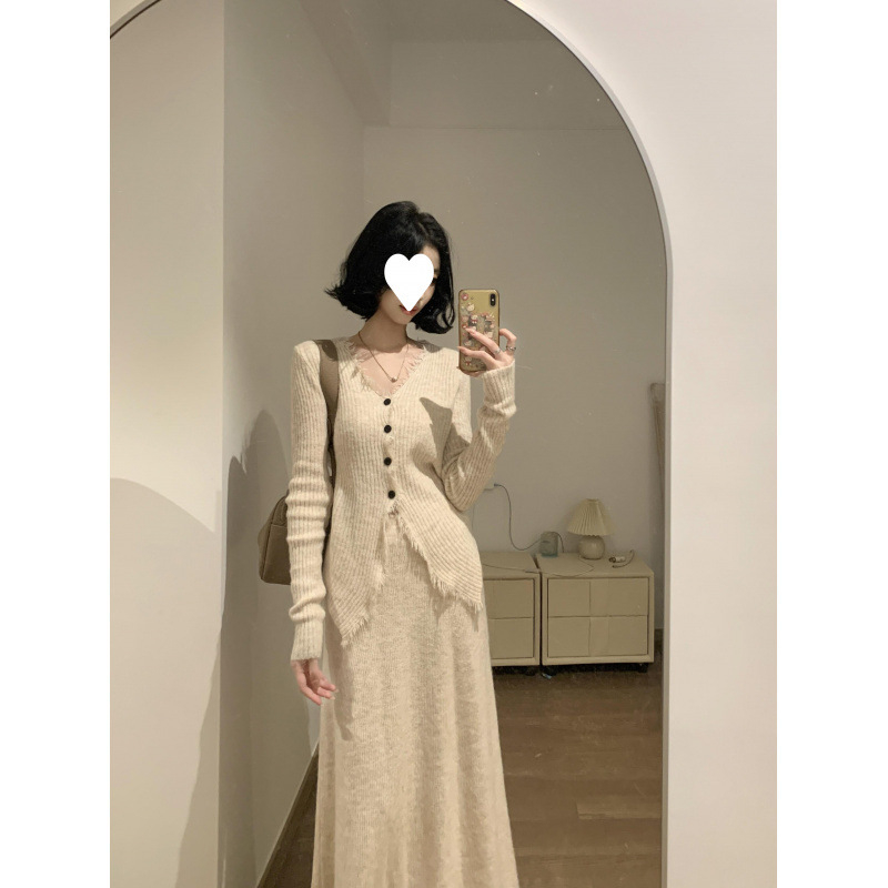 Pleten dvodijelni komplet: haljina s dugim rukavima, visokim ovratnikom, Feifei rukavima i dugačkoj A-liniji suknji; dva dijela; pamuk 30–50% i poliester <30% mješavina; jesen 2025 kolekcija