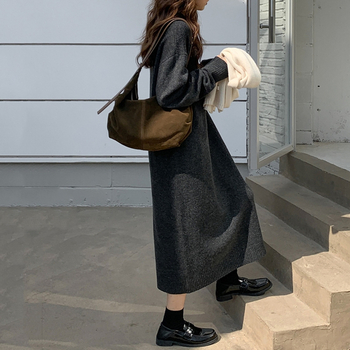 Haljina s polo ovratnikom, A-linijski kroj, dugi rukavi, jednofarbna, debela pletena tkanina od akrilne smjese