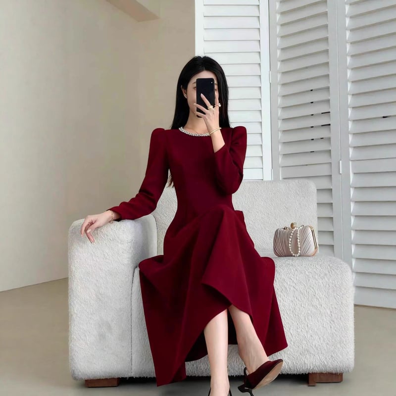 Jednobojne dugačke haljine s okruglim izrezom i rukavima u stilu princeze, pull-over stil, proljeće 2025