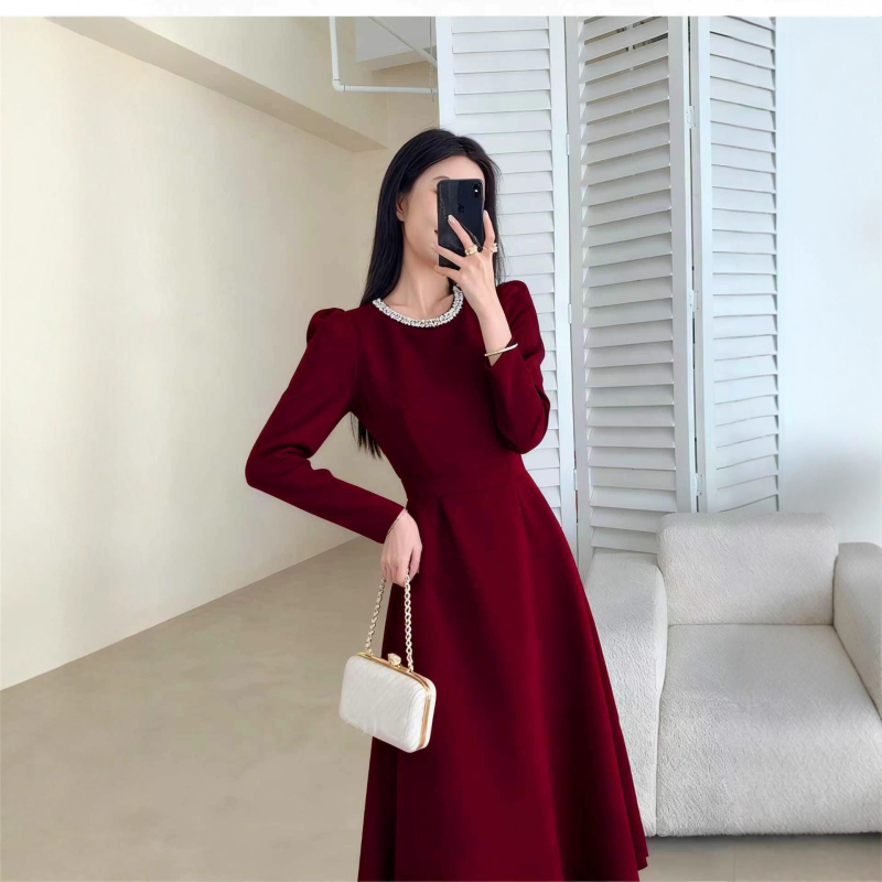 Jednobojne dugačke haljine s okruglim izrezom i rukavima u stilu princeze, pull-over stil, proljeće 2025