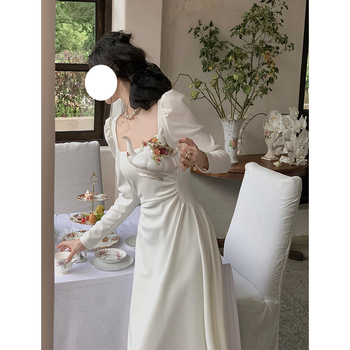 Haljina A-linije, dugi rukavi, kvadratni ovratnik, plisirana, poliester.